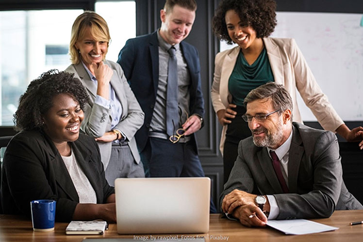 Equipe reunida planejando a sucessão do líder da empresa