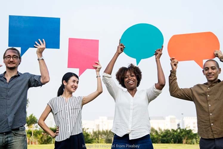 pessoas dando feedback construtivo