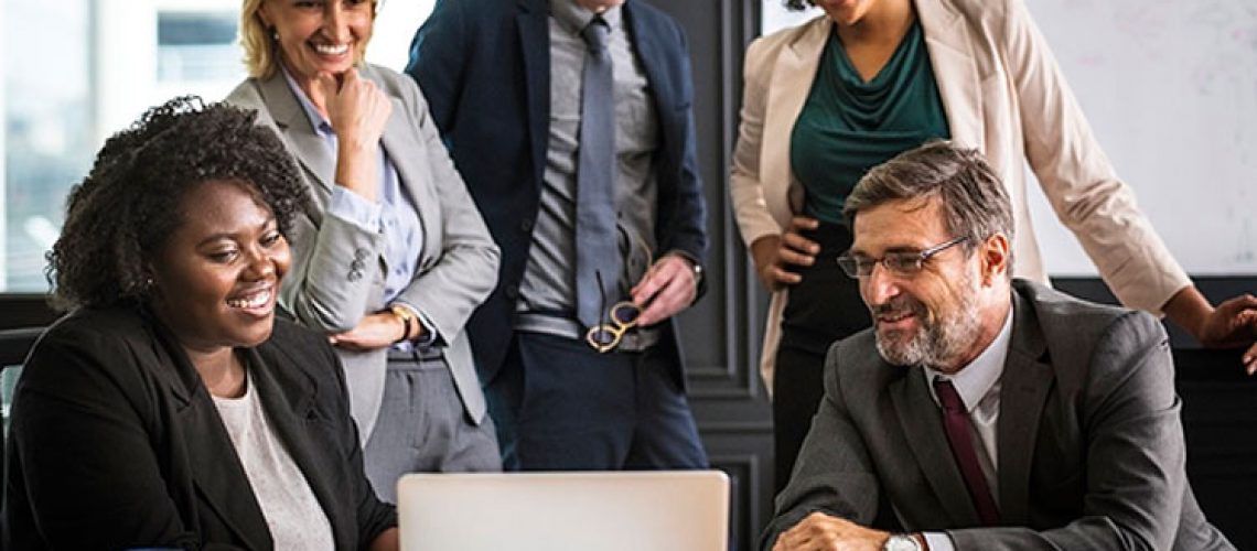 Equipe reunida planejando a sucessão do líder da empresa