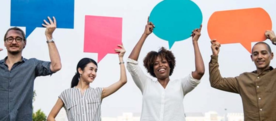 pessoas dando feedback construtivo